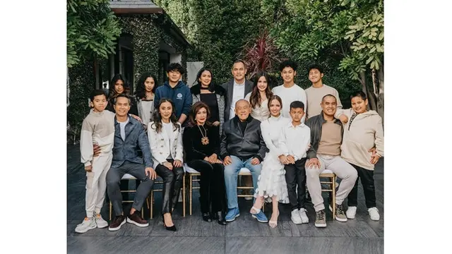 6 Potret Mikhayla di Pemotretan Bareng Generasi Bakrie, Jadi Penerus Old Money