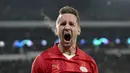 Pemain PSV, Luuk de Jong melakukan selebrasi setelah mencetak gol penyeimbang 1-1 ke gawang Borussia Dortmund pada laga leg pertama 16 besar Liga Champions 2023/2024 di The Philips Stadium, Eindhoven, Belanda, Rabu (21/02/2024) dini hari WIB. (AP Photo/Peter Dejong)