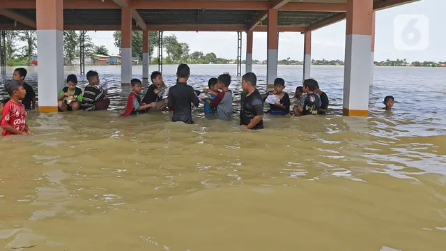 Sungai Citarum Meluap, Desa Sukalaksana di Bekasi Terendam Banjir
