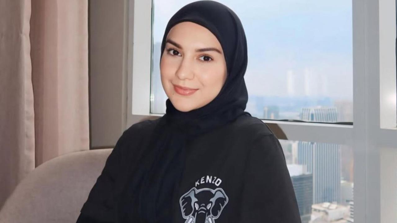 6 Ide Padu Padan Gamis Hitam Elegan Irish Bella dan Setelan Hijabnya, Gaya Modis Ibu Muda Usia 30-an di 2025