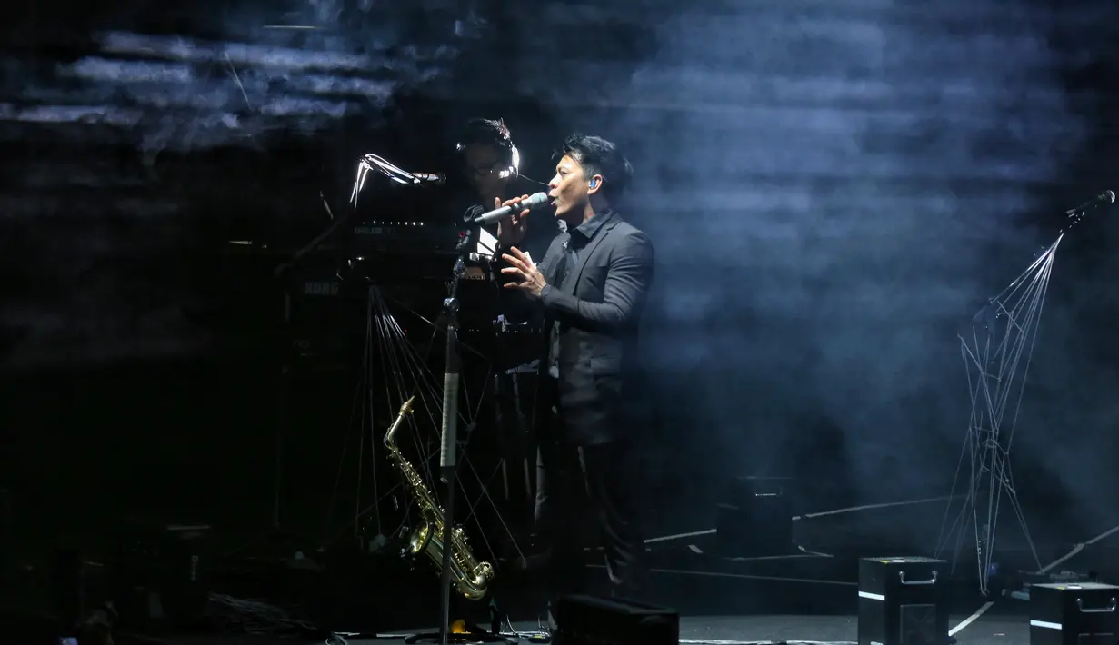 Suasana semakin haru ketika Ariel mengatakan bahwa NOAH akan berkolaborasi dengan seseorang yang seharusnya berada di panggung kala itu. Siapa lagi kalau bukan Bunga Citra Lestari. Tentu BCL tidak hadir secara langsung bersama NOAH.  (Adrian Putra/Fimela.com)