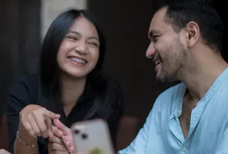 Tersenyum./Copyright Fimela/Adrian Putra