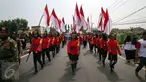Peserta Kirab Kebangsaan 'Bersatu Kita Teguh' melakukan long marc ke Desa Rancasari, Pamanukan, Subang, Jawa Barat, Sabtu (4/3). Kirab Kebangsaan yang diikuti oleh ribuan pemuda ini di gagas Ketua DPP TMP Maruarar Sirait. (Liputan6.com/Johan Tallo)