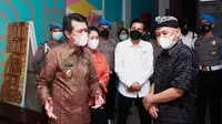 Menteri Koperasi dan UKM Teten Masduki (kanan) dan Bupati Klungkung I Nyoman Suwirta (kiri) saat kunjungan ke Kabupaten Klungkung, Bali, Selasa (8/6/2021). (Ist)