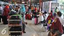 Sejumlah calon penumpang menunggu keberangkatan di terminal 2E Bandara Soekarno Hatta, Tangerang, Senin (6/7/2015). Pasca insiden kebakaran pada Minggu (5/6) lalu, situasi terminal 2E Bandara Soekarno Hatta mulai normal. (Liputan6.com/Herman Zakharia)