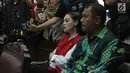 Artis Jennifer Dunn menyimak keterangan saksi saat mengikuti sidang lanjutan kasus narkoba di PN Jakarta Selatan, Kamis (19/4). Saksi-saksi yang akan memberikan keterangan hari ini merupakan saksi dari pihak JPU. (Liputan6.com/Herman Zakharia)