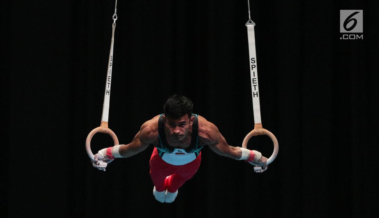Atlet timnas Indonesia Dwi Samsul Arifin cabang olahraga senam artistik putra saat beraksi dalam Sea Games 2017 di Mitec, Kuala Lumpur, Malaysia, Selasa (22/8). Dwi berhasil mendapatkan medali perunggu dengan skor 13.100. (Liputan6.com/Faizal Fanani)