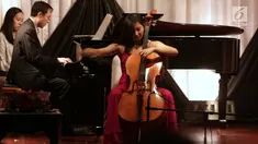 Musisi Celoist Korea Selatan Hee Young Lim saat menggelar konser yang bertajuk Hee Young Lim Cello Indonesia Tour di Jakarta Pusat, Sabtu (9/2). Hee Young Lim membawakan beberapa lagu dari album french cello concertos. (Liputan6.com/Faizal Fanani)