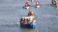 Festival Cisadane diramaikan dengan perahu hilir mudik. (Liputan6.com/Pramita Tristiawati)