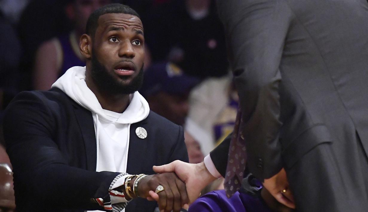 Pebasket Los Angeles Lakers, LeBron James, saat pertandingan melawan Los Angeles Clippers pada laga NBA di di Staples Center, Sabtu (29/12). Los Angeles Clippers menang 118-107 atas LA Lakers. (AP/Mark J. Terrill)