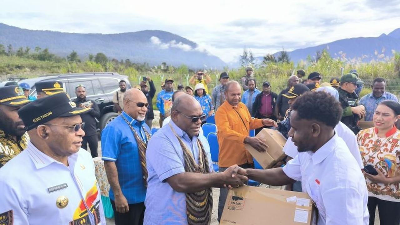 Bantuan Laptop Papua Tengah: Pemprov Salurkan Dukungan Pendidikan di Puncak