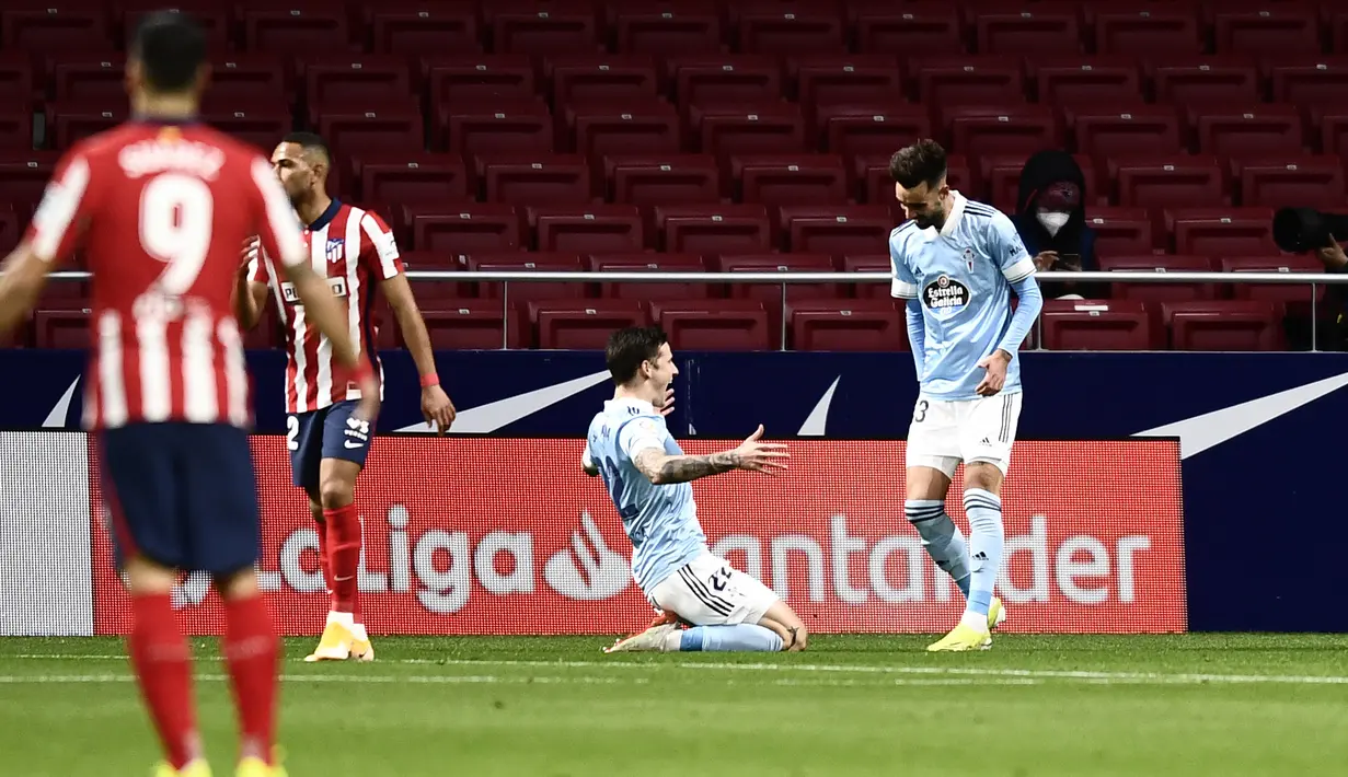 Penyerang Celta Vigo, Santi Mina (tengah) berselebrasi usai mencetak gol ke gawang Atletico Madrid pertandingan La Liga Spanyol di stadion Wanda Metropolitano di Madrid, Spanyol, Selasa (9/2/2021). Atletico Madrid kini mengumpulkan 51 poin dari 20 pertandingan. (AP Photo/Jose Breton)