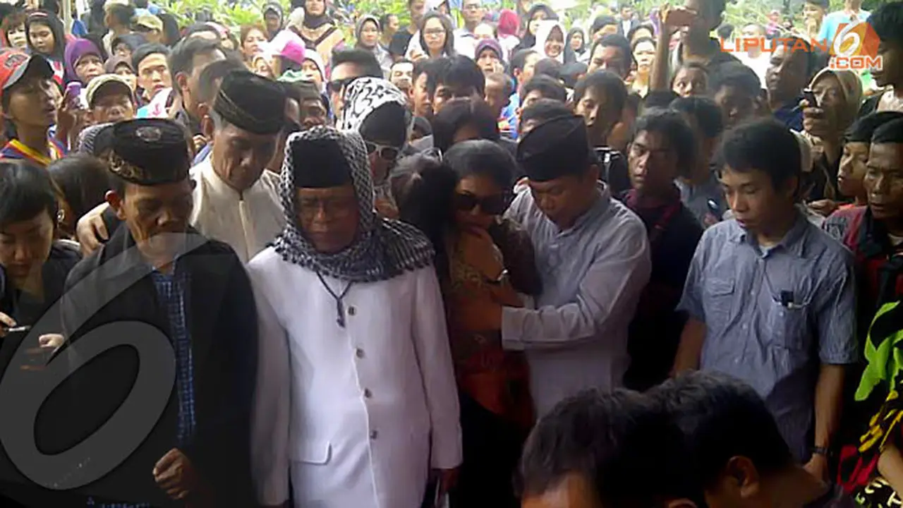 julia-perez-makam-131203b.jpg