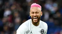 Pemain Paris Saint-Germain Neymar bercanda jelang laga menghadapi Montpellier Herault SC pada pertandingan L1 Prancis di Stadion Parc des Princes, Paris, 1 Februari 2020. (Photo by FRANCK FIFE/AFP)