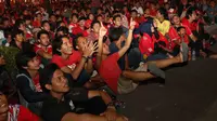 Aksi Suporter saat mengikuti nonton bareng Liga Premier Inggris antara Liverpool vs Manchester United  di Mall Sumarecon Bekasi, Jawa Barat, Minggu (17/1/2016). (Bola.com/Nicklas Hanoatubun)