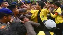 Massa mahasiswa terlibat aksi dorong dengan petugas kepolisian saat aksi BEM UI  di Jalan MH Thamrin, Jakarta, Selasa, 18 Agustus 2026. (KLY/ Arie Basuki)