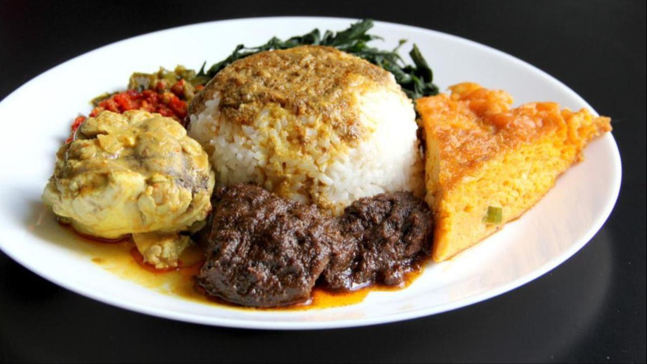1. Nasi Padang: Pakai Tangan vs Pakai Sendok