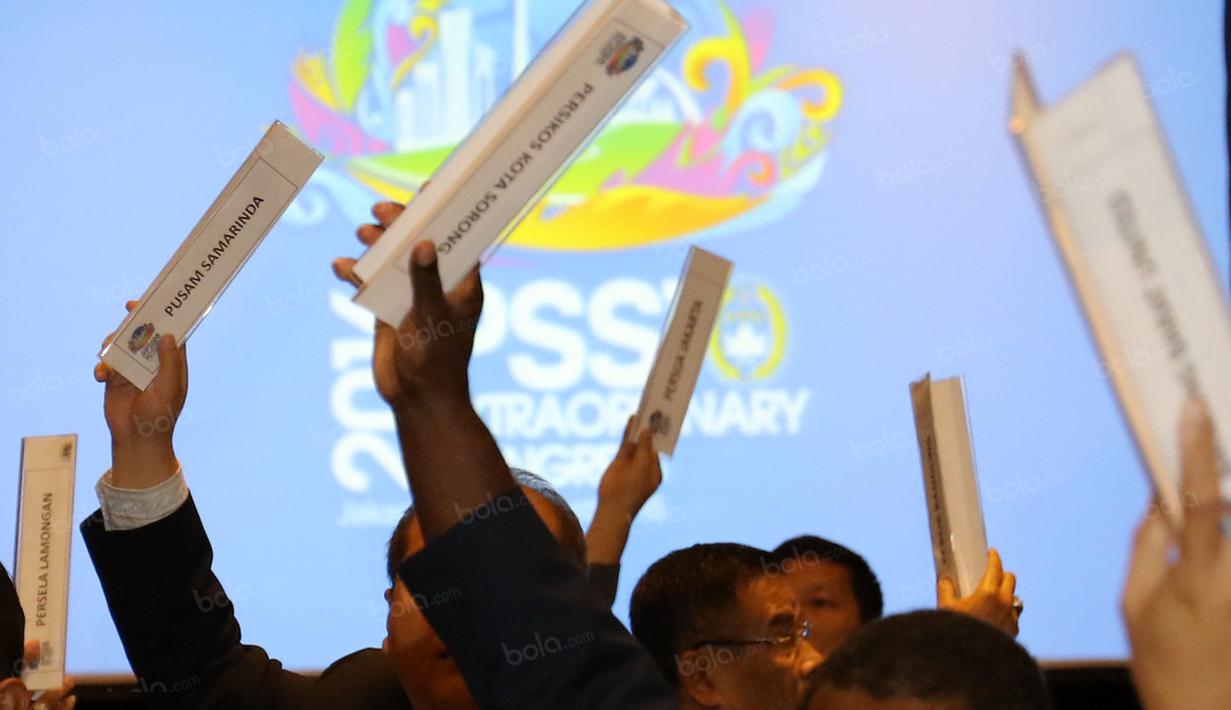 Peserta Kongres Luar Biasa PSSI mengangkat papan nama saat pemungutan suara di Hotel Mercure Ancol, Rabu (3/8/2016). (Bola.com/NIcklas Hanoatubun)