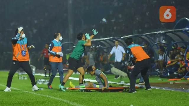 Foto: Suasana Mencekam Kericuhan usai Laga Arema FC Vs Persebaya Surabaya Pada Laga Lanjutan BRI Liga 1 2022/2023