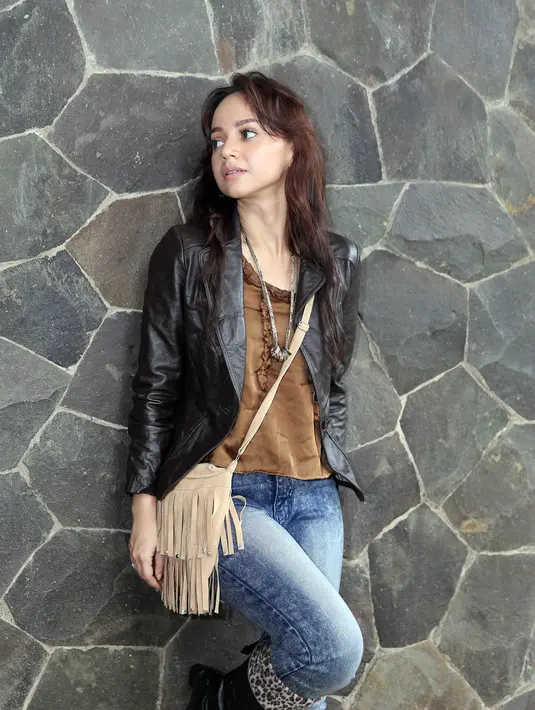 Saat ditemui di kawasan Depok, Jawa Barat, Sabtu (13/2/2016), Angelica mengakui jika dirinya dulu tidak pernah memakai rok. Dan rupanya tak hanya kekasih yang complain, begitu juga dengan sang ibu. (Nurwahyunan/Bintang.com)