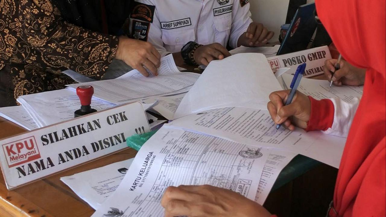 Kesbangpol akan berkoordinasi dengan Satuan Polisi Pamong Praja (Satpol PP) dan Satuan Kerja Perangkat Daerah (SKPD) terkait lainnya di jajaran Pemprov DKI Jakarta.<br>