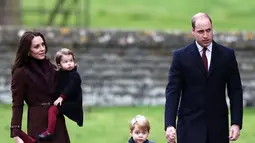 Pangeran William bersama Kate Middleton dan dua anak mereka, Pangeran George serta Putri Charlotte berjalan menuju Gereja St Mark untuk mengikuti Misa Natal di Englefield, Inggris, Minggu (25/12). (REUTERS/Andrew Matthews/Pool)