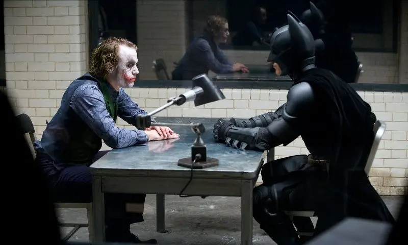 Heath Ledger dan Christian Bale di The Dark Knight (2008). foto: stylenoir.com