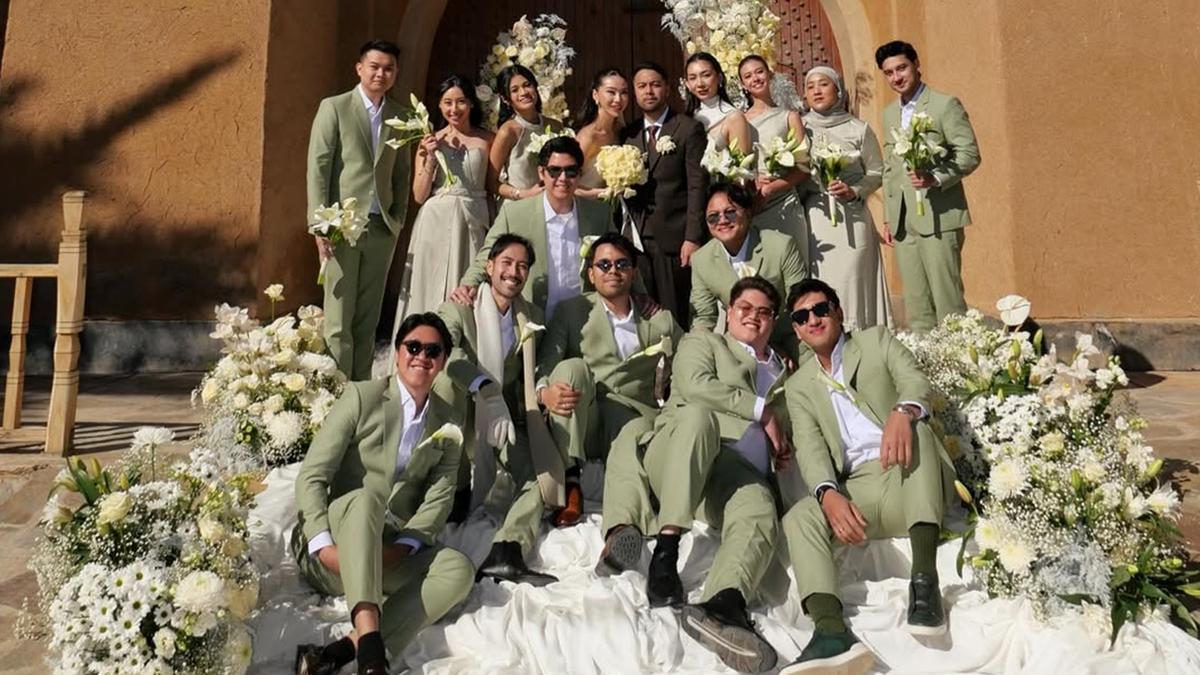 9 Potret Artis Jadi Bridesmaid &amp; Groomsmen Pernikahan Ranggaz Laksmana di Maroko