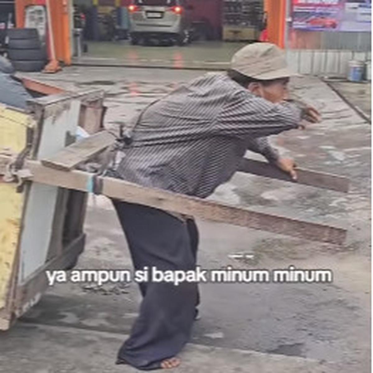 Kesaksian Ojol Temui Kakek Penarik Gerobak