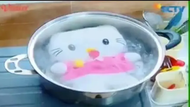 Viral Adegan Nabila Syakieb dan Boneka Hello Kitty Direbus. (Sumber: Twitter/ayaswords)