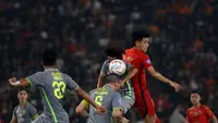 Pemain Persija Jakarta, Hanif Sjahbandi (kanan) berduel udara dengan dua pemain Persebaya Surabaya pada laga lanjutan pekan ke-5 BRI Liga 1 2023/2024 antara Persija Jakarta melawan Persebaya Surabaya di Stadion Utama Gelora Bung Karno (SUGBK), Senayan, Jakarta, Minggu (30/7/2023). (Bola.com/Ikhwan Yanuar)