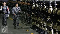 Laksamana Muda TNI A. Taufiq R Kopaska mengecek pasukan saat mengikuti upacara Pelepasan Satgas Pam OKI-2016 di KRI Banda Aceh, Jakarta, Rabu (2/3/2016). Sebanyak 2267 personel untuk mengamankan jalannya konferensi. (Liputan6.com/Faizal Fanani)
