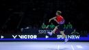 Kodai Naraoka dari tim Rockets berusaha mengembalikan kok ke arah Jonatan Christie dari tim Blitzers dalam laga Badminton XL 2025 di Istora Senayan, Jakarta, Jumat (03/10/2025). (Bola.com/Bagaskara Lazuardi)