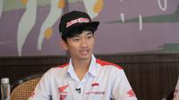 Pembalap Astra Honda Racing Team Fadillah Arbi Aditama berhasil mencetak prestasi dengan menjadi juara dalam JuniorGP 2023 seri Barceloan di Sirkuit Catalunya pada Minggu (16/7/2023) lalu. (Liputan6.com/Zulfikar Abubakar)