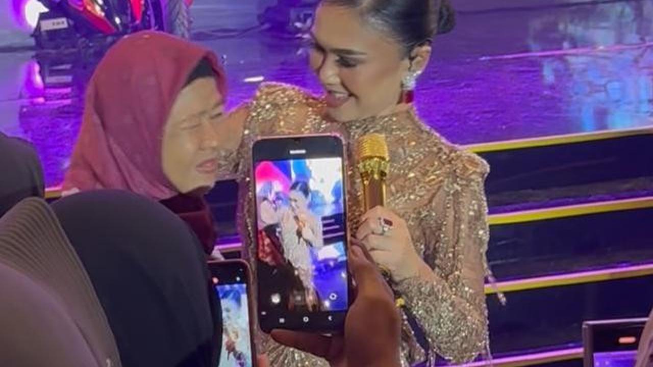 Potret Yuni Shara Pakai Dress Payet saat Manggung di Tegal, Cantik dan Menawan