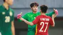 Kiper Vietnam U-19, Cao Van Binh saat melawan Thailand U-19 pada laga perebutan tempat ketiga Piala AFF U-19 2022 di Stadion Patriot Chandrabhaga, Bekasi, Jumat (15/7/2022). (Bola.com/Bagaskara Lazuardi)