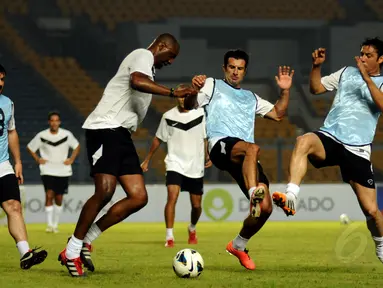 Jelang berlaga melawan Indonesia All Star, sejumlah bintang sepak bola internasional yang tergabung dalam Football Legends berlatih ringan di Stadion GBK Jakarta, (6/6/2014). (Liputan6.com/Helmi Fithriansyah)