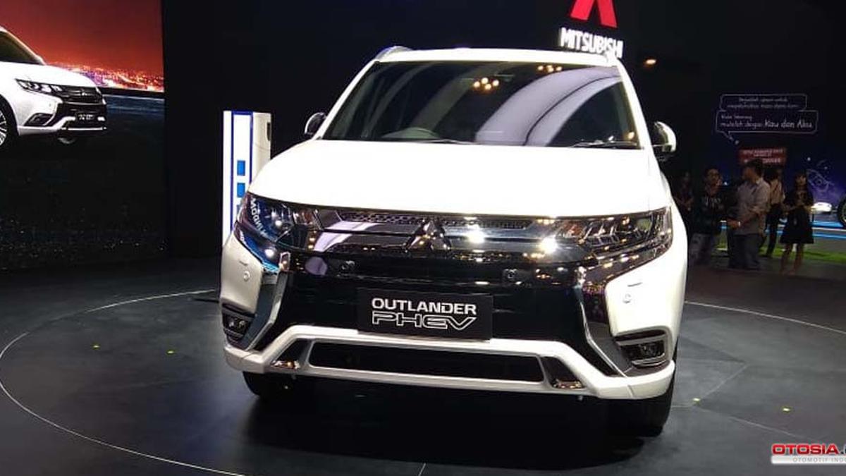 SUV Hybrid Mitsubishi Outlander Siap Colok Listrik di Mall - Berita
