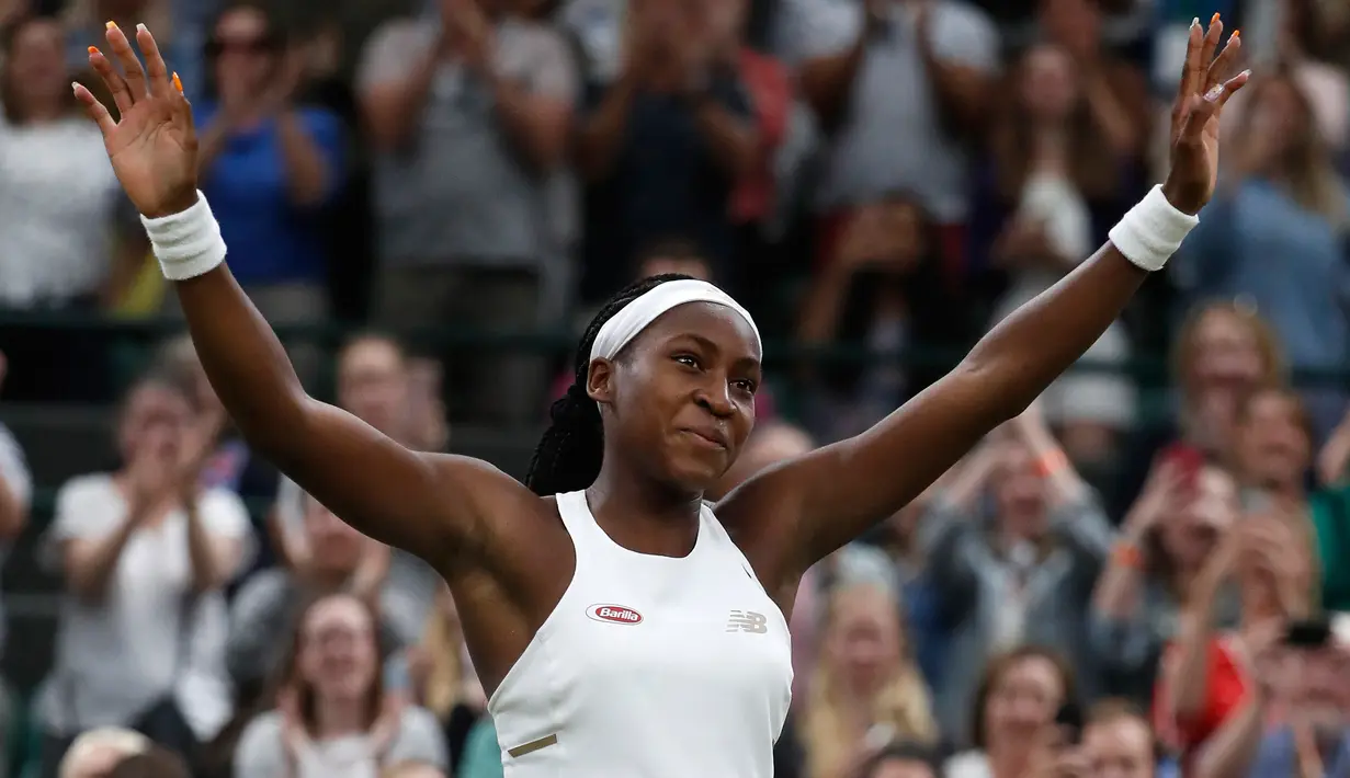 Petenis AS, Cori Gauff merayakan kemenangannya atas petenis Slovakia, Magdalena Rybarikova pada babak kedua Wimbledon di All England Lawn Tennis Club, London, Rabu (3/7/2019). Petenis berusia 15 tahun itu melaju ke babak ketiga setelah menaklukkan, Magdalena Rybarikova 6-3, 6-3. (AP/Alastair Grant)