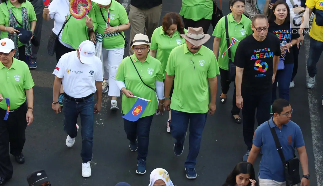 Menteri Luar Negeri Retno Marsudi bersama Kemenaker Trans Hanif Dhakiri saat mengikuti Parade Asean 50 Tahun di Jakarta, Minggu (27/8). Pada acara itu setiap negara membawa atribut ciri khas negara masing-masing. (Liputan6.com/Angga Yuniar)