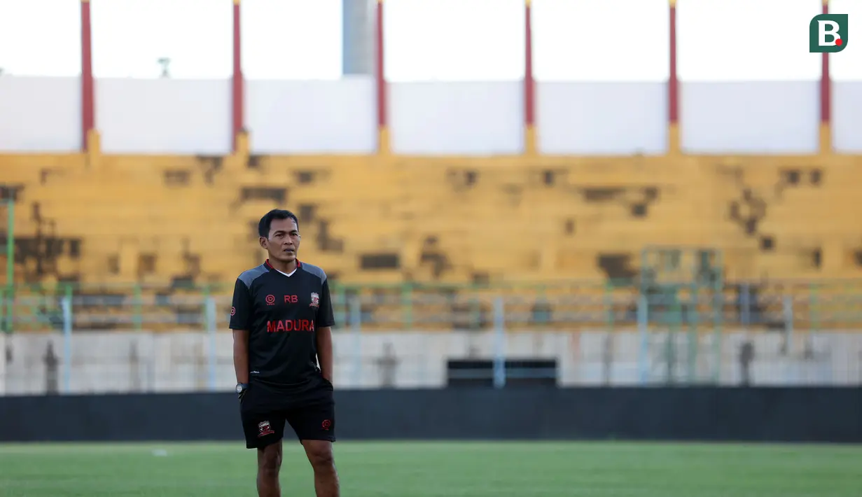 <p>Pelatih caretaker Madura United, Rakhmat Basuki saat memimpin timnya berlatih dalam sesi official training di Stadion Gelora Bangkalan, Madura, Kamis (30/5/2024) jelang laga leg kedua final Championship Series BRI Liga 1 2023/2024 menghadapi Persib Bandung, Jumat, 31 Mei 2024. (Bola.com/Bagaskara Lazuardi)</p>
