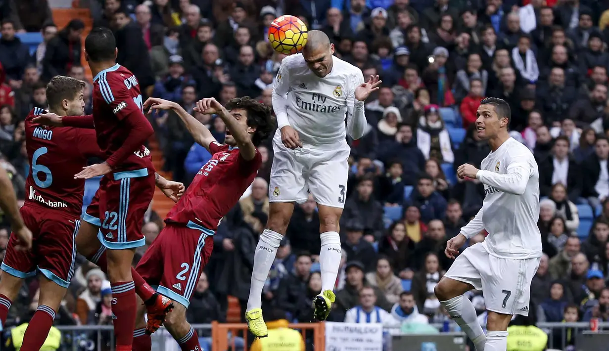 Pemain Real Madrid, Pepe (tengah) menyundul bola ke arah gawang Sociedad pada Laga La Liga Spanyol di Stadion Santiago Bernabeu, Madrid, Rabu (30/12/2015). Madrid menang 3-1. (REUTERS/Juan Medina)