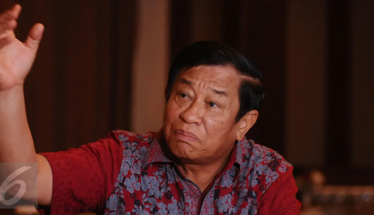 Ketua Komite Pemilihan PSSI, Agum Gumelar memberi keterangan terkait kisruh penetapan lokasi kongres PSSI 2016, Jakarta, Rabu (12/10). Menurut Agum, kisruh ini bisa berimbas pada diundurnya pelaksanaan Kongres. (Liputan6.com/Helmi Fithriansyah)
