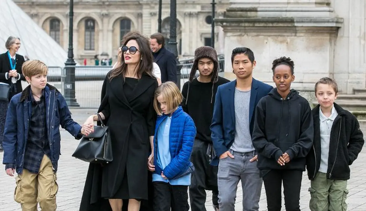 Angelina Jolie tak masalah ketika banyak berita yang mengatakan dirinya sangat memanjakan anak-anak. (Who What Wear)