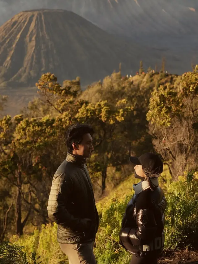 Nikita Willy Liburan di Bromo bersama suami kenakan padding jaket. [@nikitawillyofficial94]