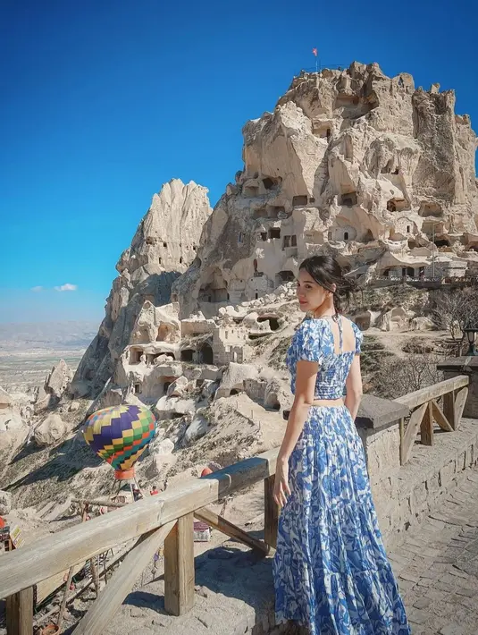 Saat berlibur di Turki, Anya Geraldine tampil simple dengan pakaian serba biru [instagram/anyageraldine]