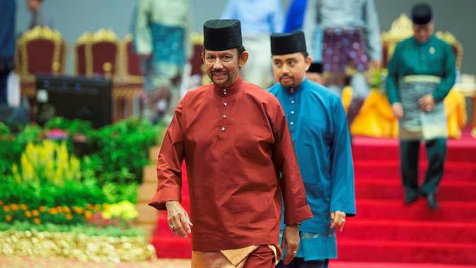 Sultan Hassanal Bolkiah pergi usai menyampaikan pidato dalam sebuah acara di Bandar Seri Begawan, Brunei Darussalam, Rabu (3/4). Dalam hukum syariah baru, seseorang akan dihukum rajam sampai mati bila berhubungan seks gay, baik mengaku atau ketahuan oleh empat saksi. (AFP)
