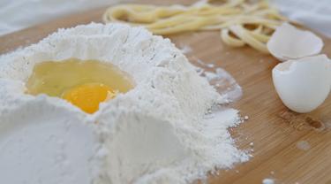 membuat kue