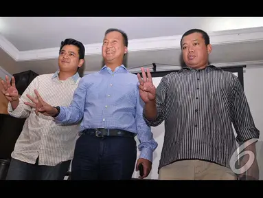 Poempida Hidayatulloh, Agus Gumiwang Kartasasmita dan Nusron Wahid pamer salam tiga jari (Liputan6.com/Miftahul Hayat)