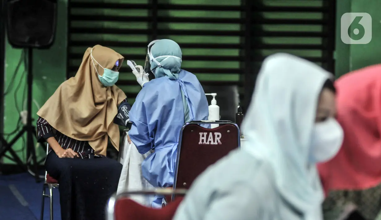Pencari suaka mengikuti rangkaian pemeriksaan kesehatan sebelum vaksinasi COVID-19 Sinopharm di GOR Bulungan, Kebayoran Baru, Jakarta, Kamis (7/10/2021). Total vaksin yang akan diberikan untuk tahap pertama dan kedua adalah 1.200 dosis. (merdeka.com/Iqbal S. Nugroho)